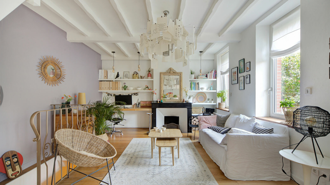 étagères et bureau flottants encadrent la cheminée ; projet réalisé à Montpellier par lovelldeco architecte d'intérieur et décoratrice