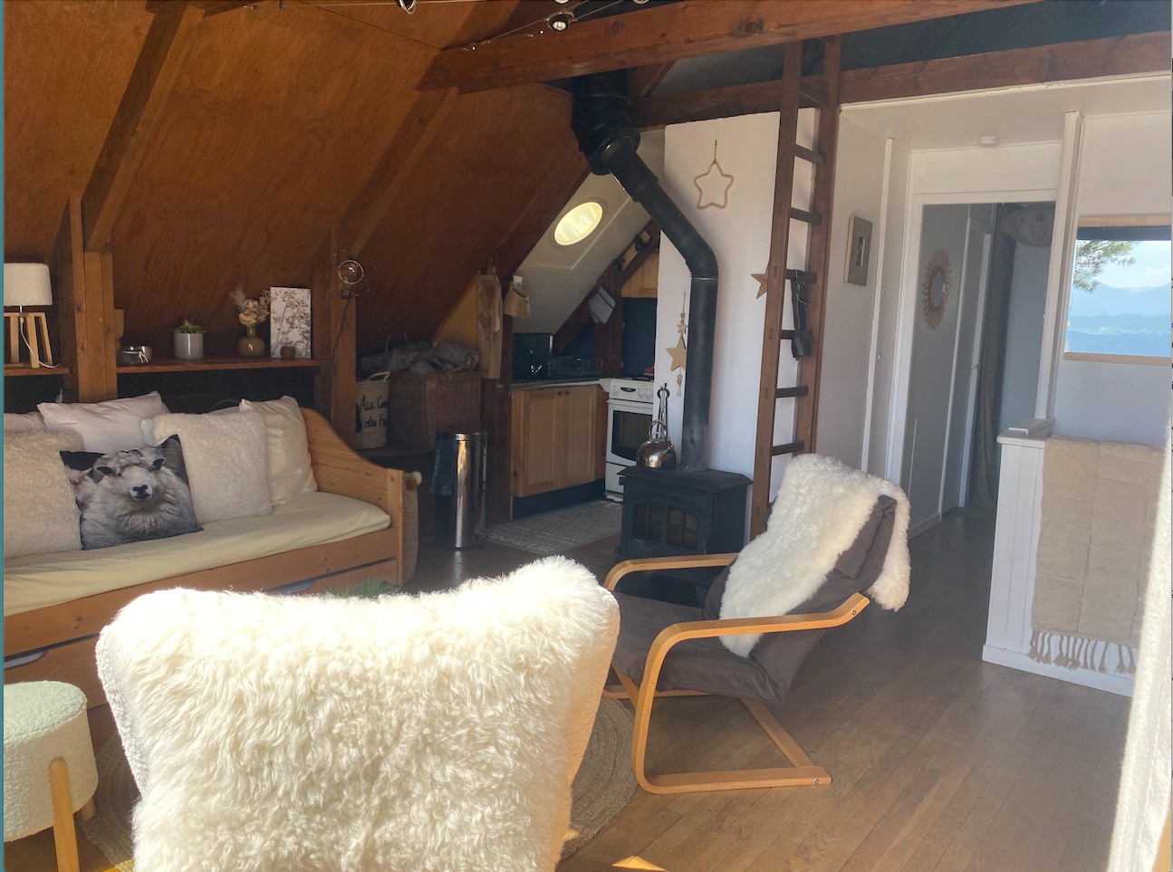 Comparaison avant après d’une rénovation de chalet avec cuisine ouverte agrandie et salon plus lumineux