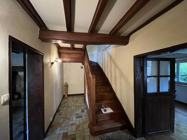 Entrée d'une maison ancienne avant rénovation