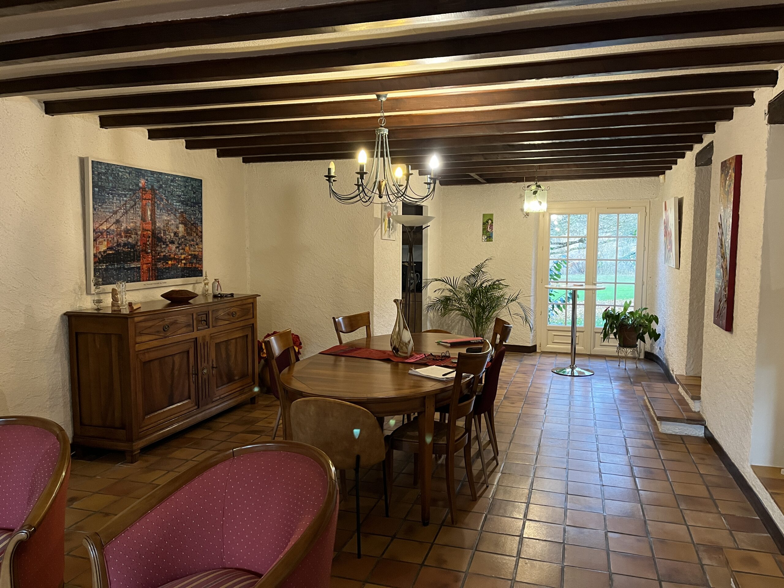 Séjour avant après rénovation avec sol clair et poutres blanchies