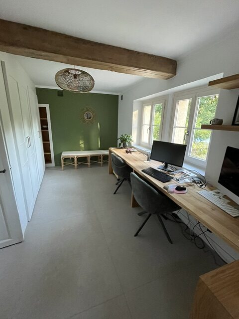 Aprés : la pièce repensée en bureau