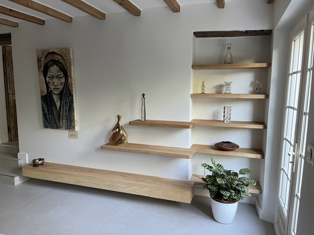 Détail d'étagères en bois clair sur mesure