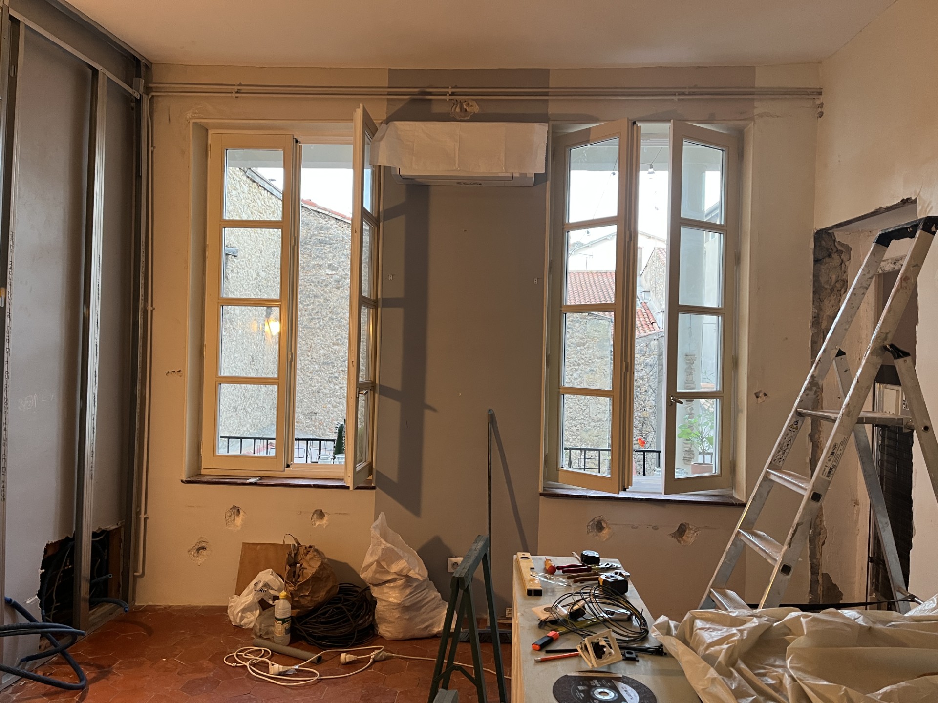 Travaux de création d’une ouverture entre la nouvelle cuisine et le futur bureau dans un appartement à Béziers.